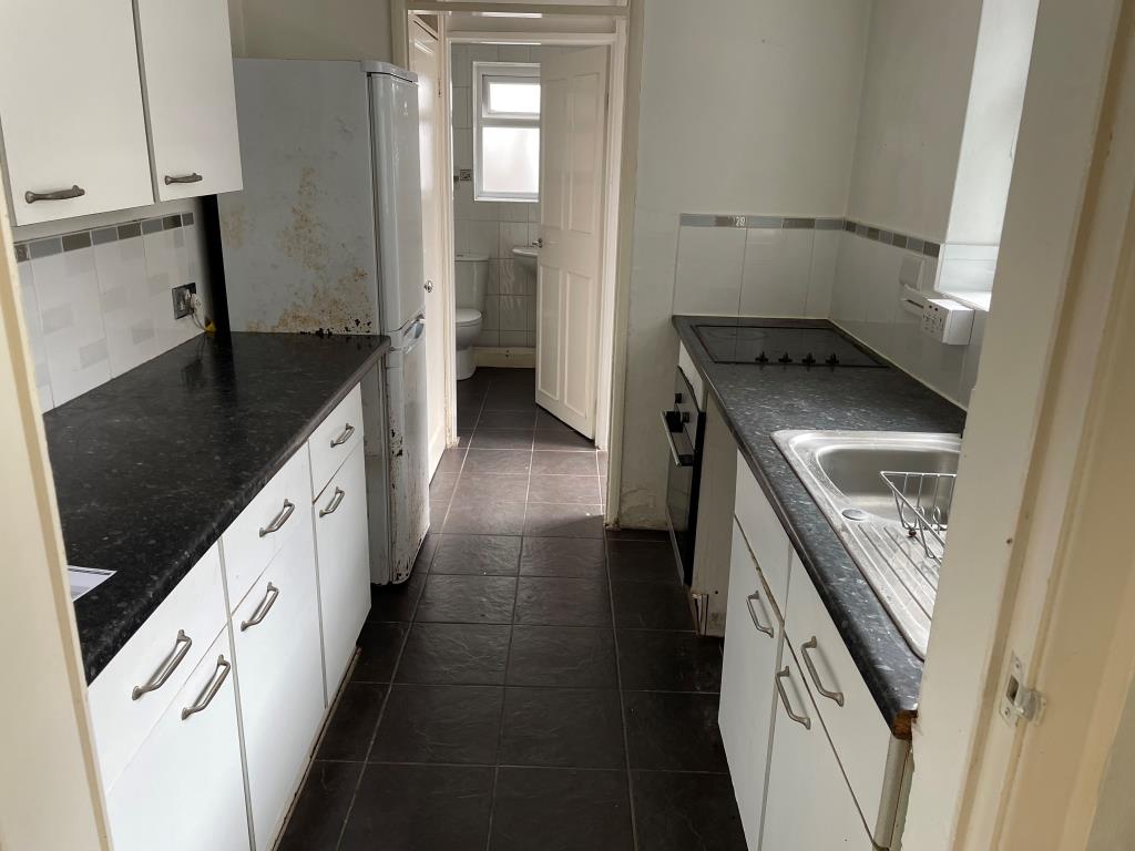 Lot: 142 - GROUND FLOOR FLAT WITH PATIO CLOSE CITY CENTRE - View of fitted kitchen from living room